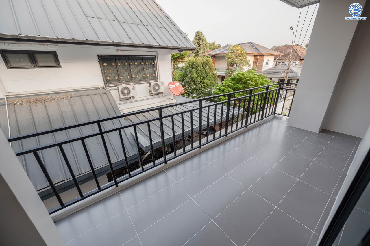 บ้านมือสองตกแต่งใหม่ โครงการ กฤษดานคร20 ปิ่นเกล้า-บรมราชชนนี เนื้อที่ 118 ตร.ว. พื้นที่ใช้สอย 612.6 ตร.ม. พร้อมฟังก์ชันจัดเต็ม 4 ห้องนอน 4 ห้องน้ำ 1 ห้องแม่บ้าน จอดรถได้ 3 คัน บนทำเลเชื่อมต่อเมืองอย่างรวดเร็ว ใกล้ทางคู่ขนานลอยฟ้าบรมราชชนนี ทางด่วน "กาญจนาภิเษก" ม.มหิดล เซ็นทรัลปิ่นเกล้า และตลาดสดธนบุรี